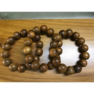 vòng tay gỗ bách xanh