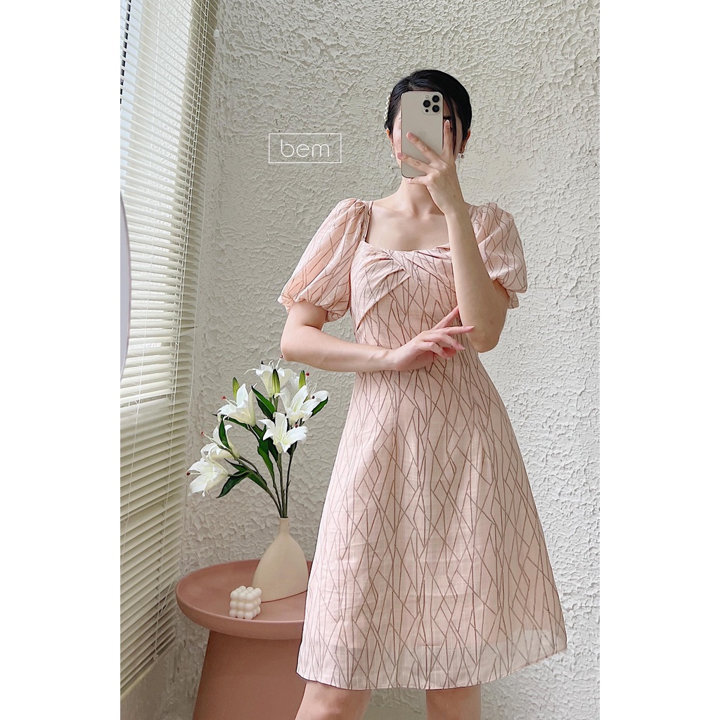 Đầm cổ vuông, nơ ngực xinh xắn Bem