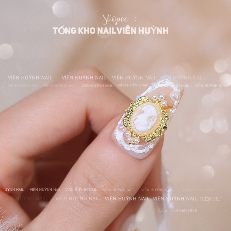 Phụ kiện gắn móng kim loại . Charm nai hình cô gái