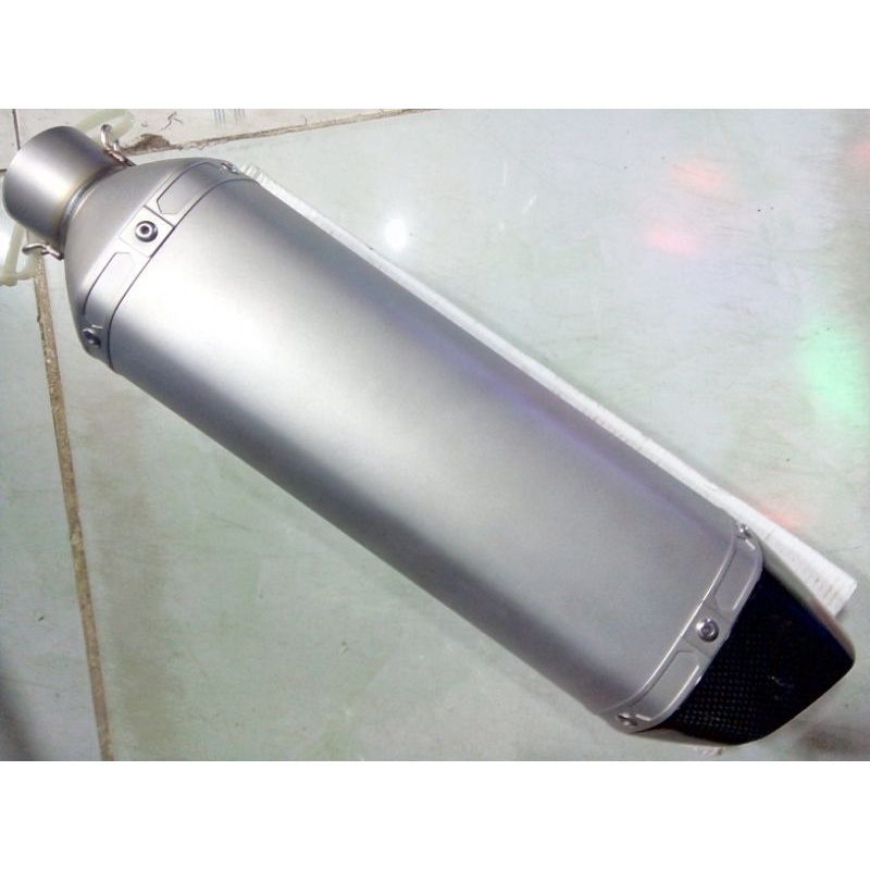 Pô Akrapovic lục giác titan mỏ cacbon.