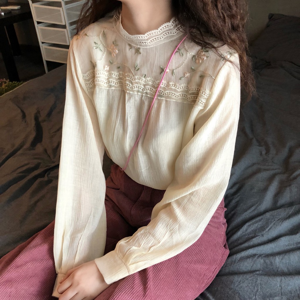 Áo blouse voan cổ cao thêu ngực vintage A049