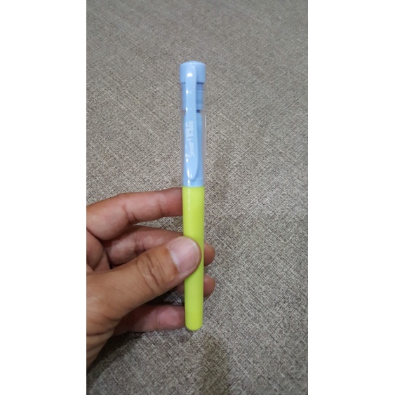 Bút Máy Nhựa SK-FP1001 Kèm 1 Ống Mực Màu Tím Bên Trong - Màu Xanh Vàng