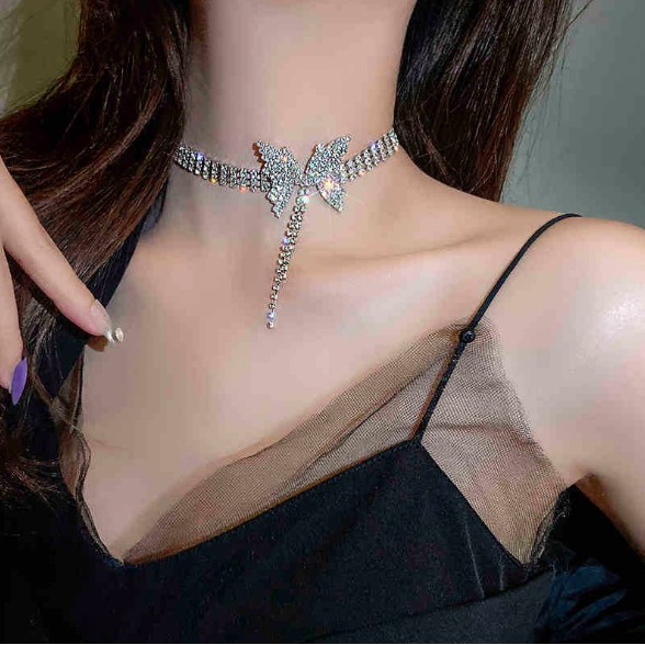 Set Choker + Khuyên tai hình bướm hot trend 2020 đi tiệc cực sang