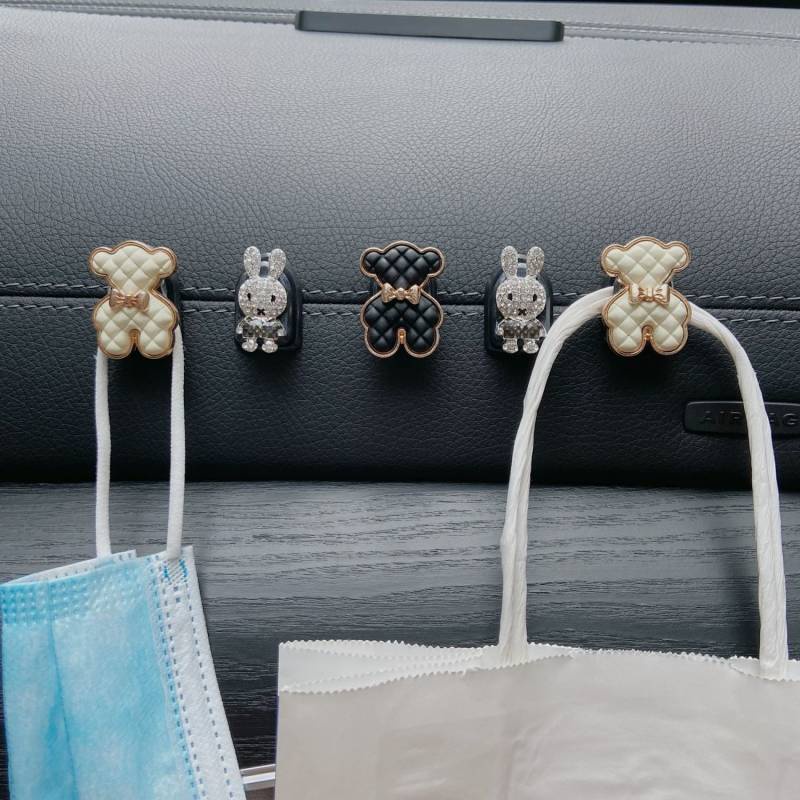 Móc nhỏ treo đồ trang trí nội thất ô tô đẹp mắt cho nữ DBIC