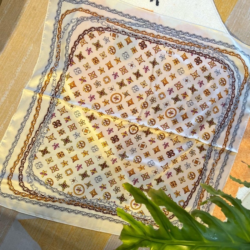 Khăn bandana lụa vuông hoạ tiết đối xứng size 70cm