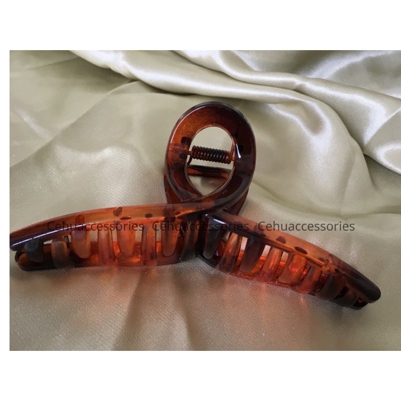 Kẹp tóc nhựa xoắn tiện lợi cho mùa hè của cô nàng cá tính nhà Cehuacc