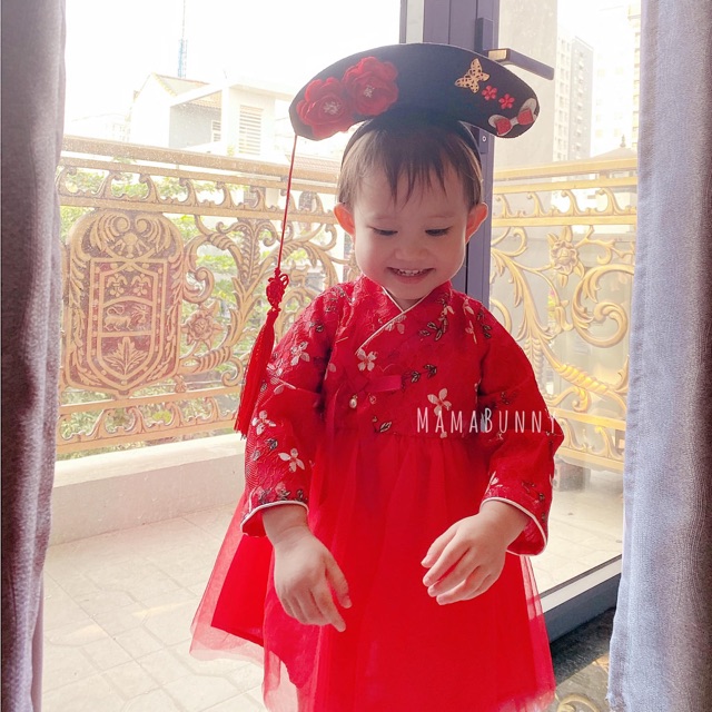Váy đỏ diện têt