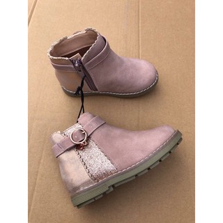 Boot da lộn George bé gái xuất dư