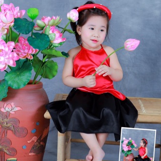 Yếm đào bé gái màu đỏ kèm mấn