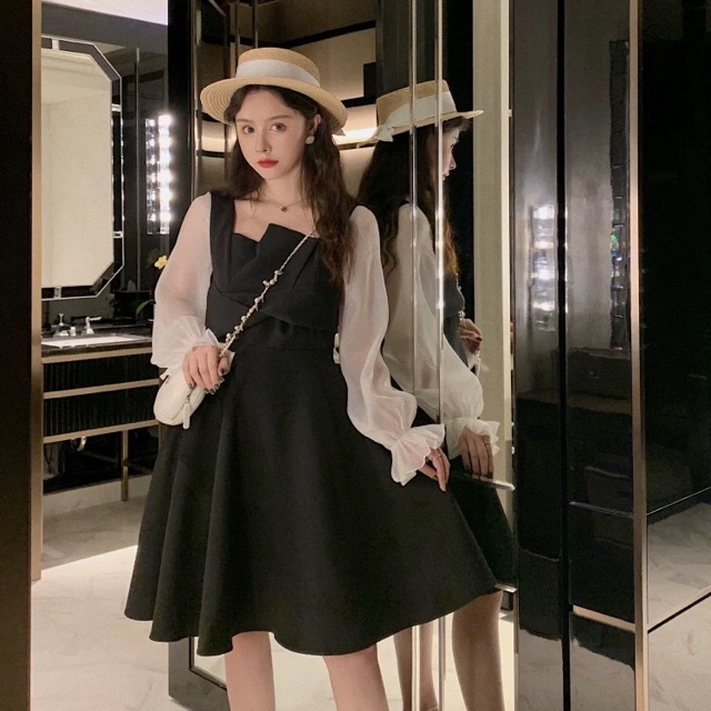 Váy đen xoè tay voan trắng