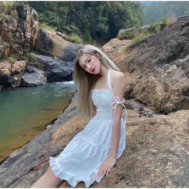 Đầm xốp cổ yếm rớt dây nút ngọc trắng