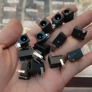 Ổ DC nhựa 2,5 li và 3 li , giá 10 cái 40k