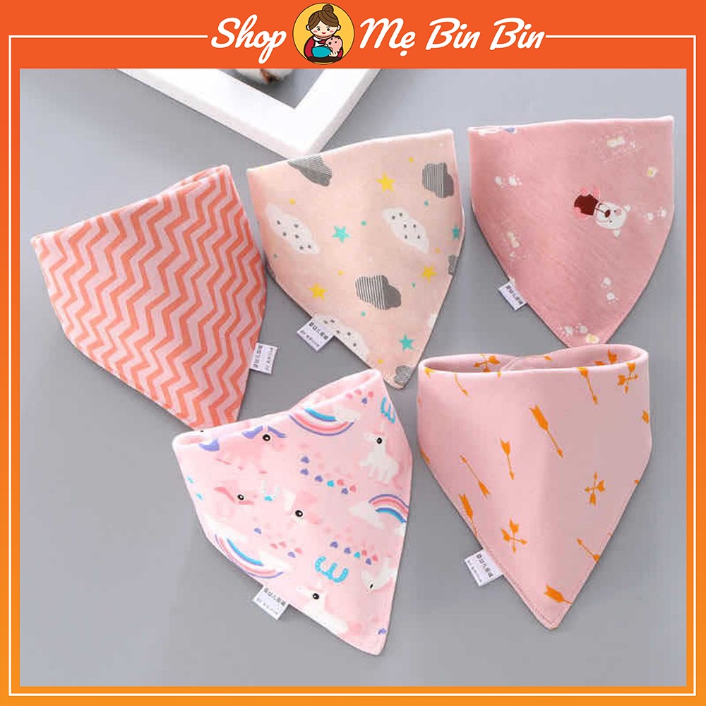 Set 5 yếm tam giác giữ ấm cổ cho bé được làm từ cotton, có cúc bấm rất tiện lợi