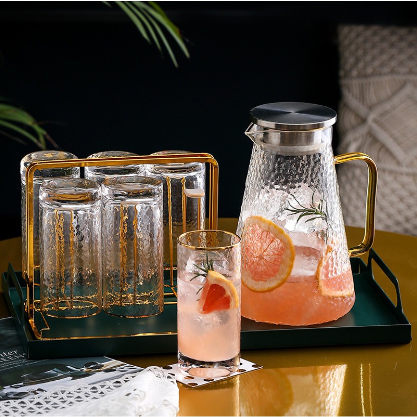 (SẴN) Bộ bình cốc (1 bình vân quai vàng 1.8L + 6 cốc 300ml + 1 giá úp + 1 khay gỗ xanh), bình nước thủy tinh chịu nhiệt
