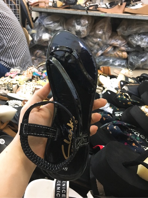 Sandal xỏ ngón dây chéo