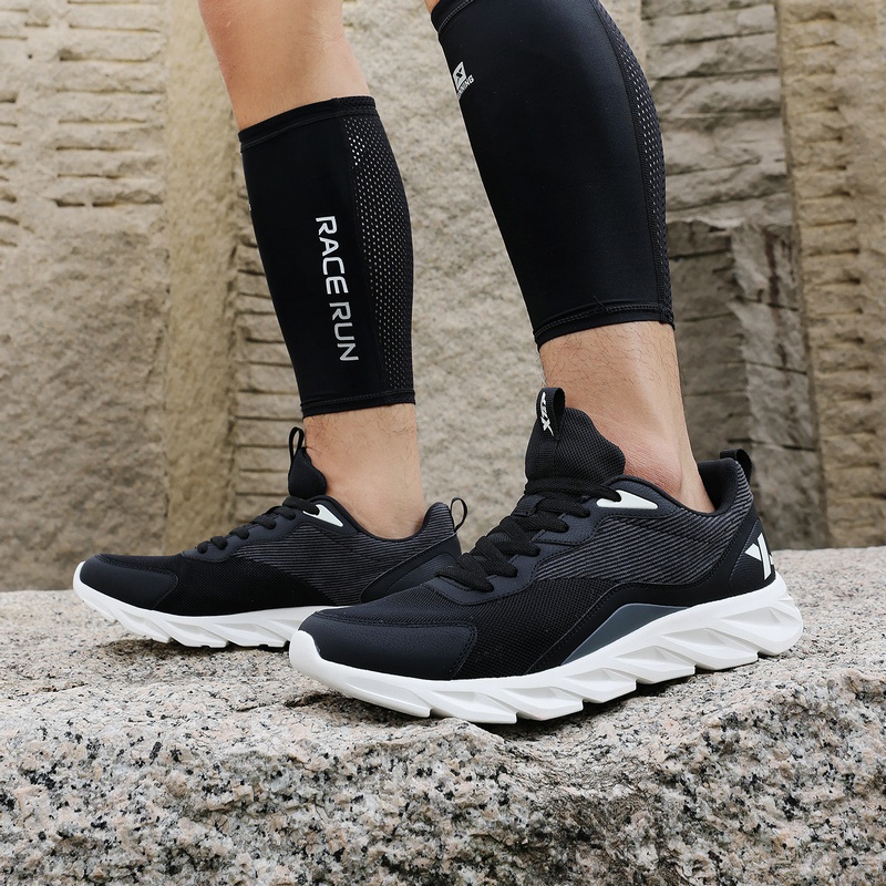 Giày Thể Thao Chạy Bộ Màu Trắng Đen Thiết Kế Đơn Giản Thoải Mái Cho Nam