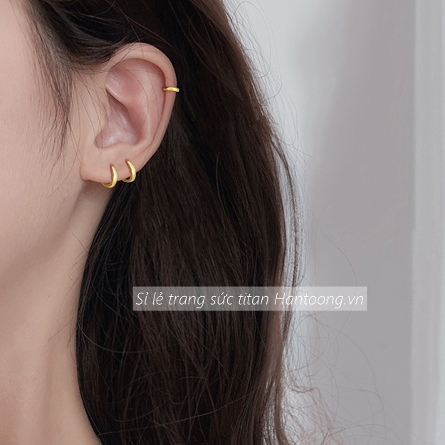 Bông tai tròn bằng chất liệu titan không gỉ mạ vàng 18k thiết kế đơn giản hợp thời trang
