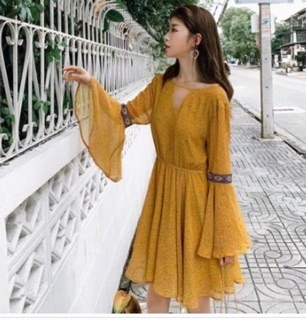 Váy tay loe hở lưng có sẵn