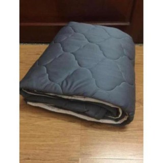 Tấm lót bảo vệ nệm có lớp chống thấm mặt dưới.