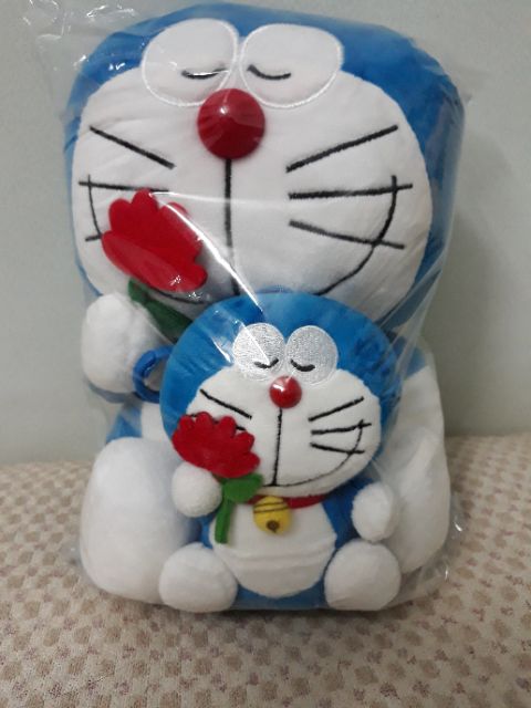 Cặp Doreamon cầm bông hoa  mới 99%, sạch, thơm😘