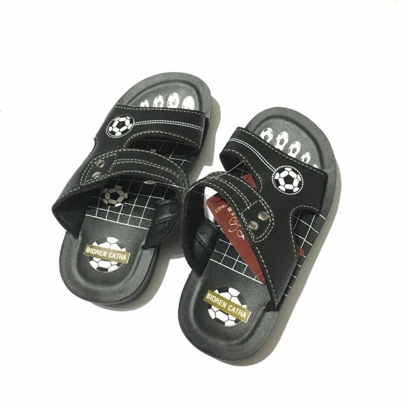 Dép Giả da cho bé trai hình quả bóng
