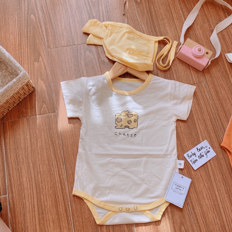 Body Cheese Phomai Ngắn Tay Kèm Mũ Chụp Ảnh Đầy Tháng Thôi nôi Cho Bé Trai/Bé Gái 4-14kg Hàng Cao Cấp