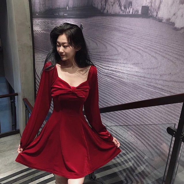 Váy nhung đỏ nơ ngực