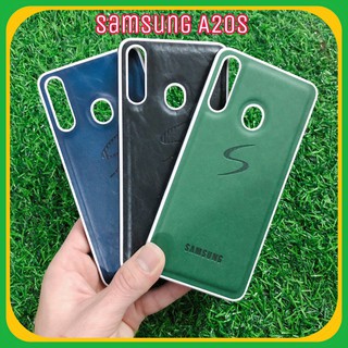 Ốp lưng Samsung A20S giả da lưng cứng viền trắng in logo hãng