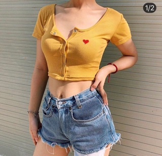 Áo croptop phối nút thêu trái tim