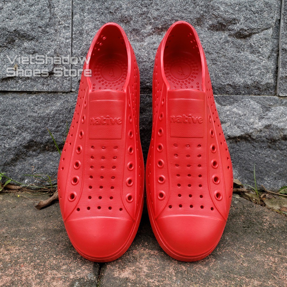 Giày nhựa Native nam nữ - Chất liệu nhựa xốp EVA siêu nhẹ, không thấm nước - Màu đỏ