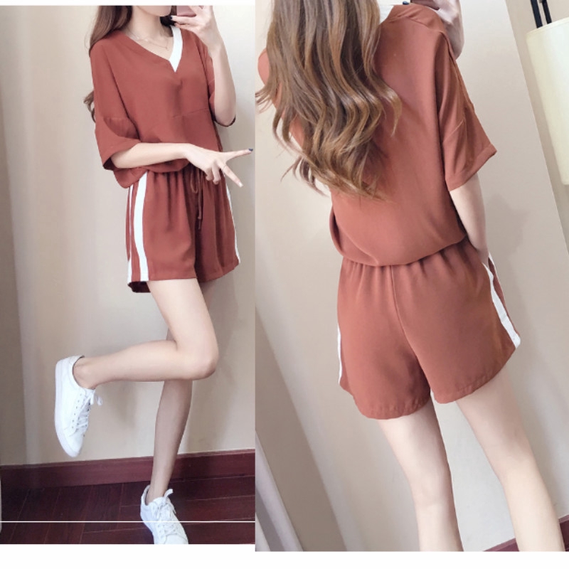 Set Áo Thun Ngắn Tay Cổ Chữ V + Quần Short Ống Rộng Thời Trang Thể Thao Cho Nữ
