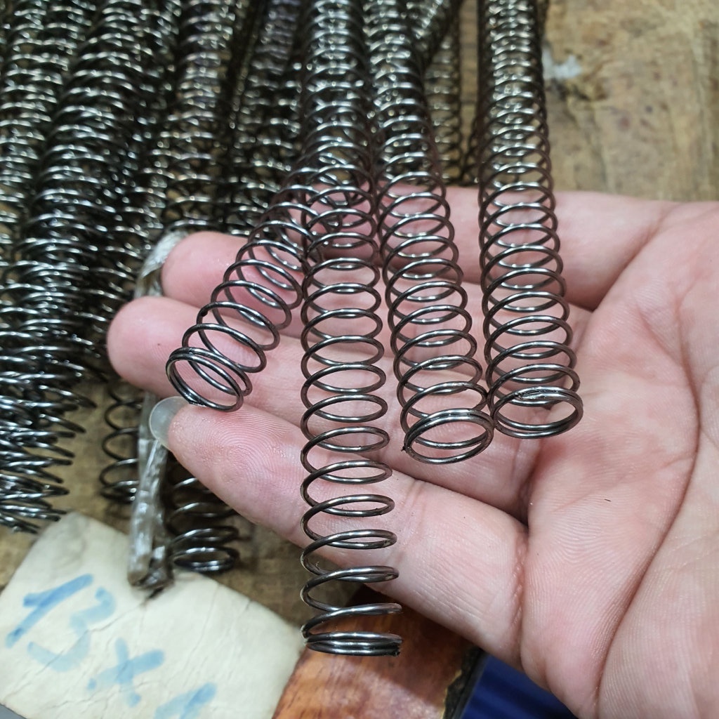 Lò xo đẩy, đường kính ngoài D= 13mm, dài 30cm