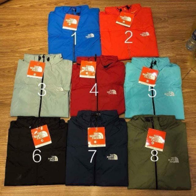 TNF áo gió L1 nhà em đó ạ 🙂 ai tinh ý nhìn mác áo cũng biết hàng chuẩn nhé nhéBảng màu chụp sàn nha nha ..............