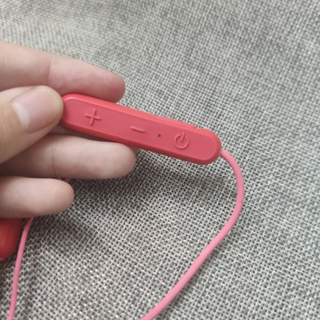 Puki shop / Tai nghe Bluetooth Sony wi-c300  like new tặng 1 đôi núm phụ sony