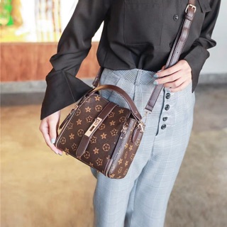 Túi LV khoá sườn