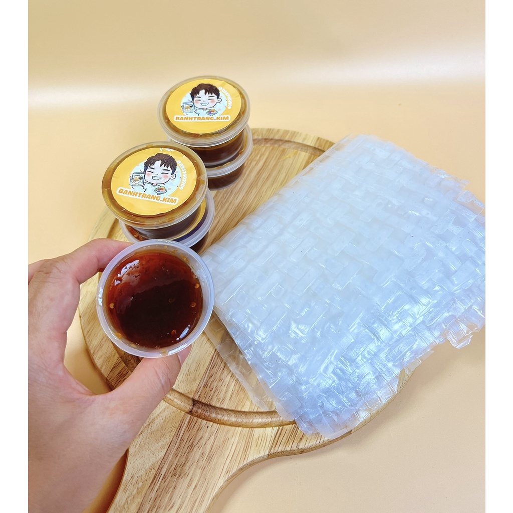 Bánh tráng chấm sốt chua cay