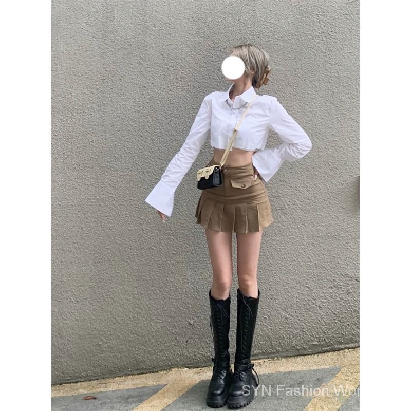 Sét Gồm Áo Sơ Mi Trắng Dáng Ngắn Hở Eo Phối Kèm Chân Váy Lưng Cao Phong Cách Sexy