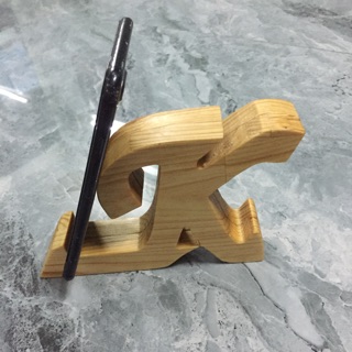 Giá đỡ điện thoại bằng gỗ Thông chữ K