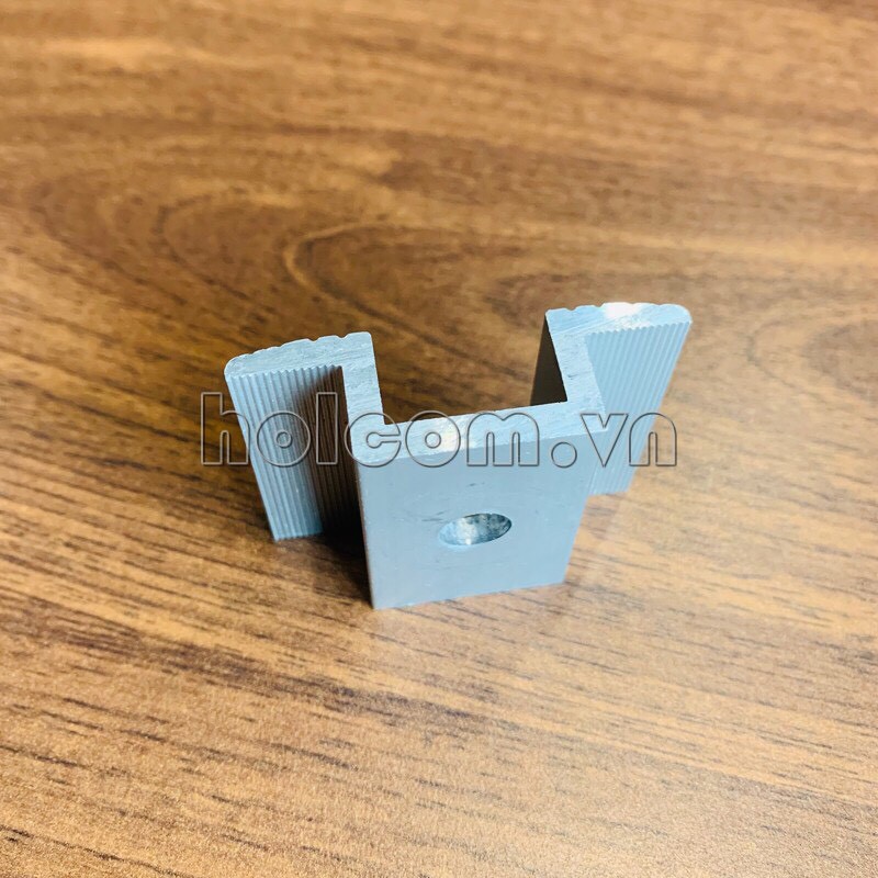 Kẹp giữa 2 tấm Pin.