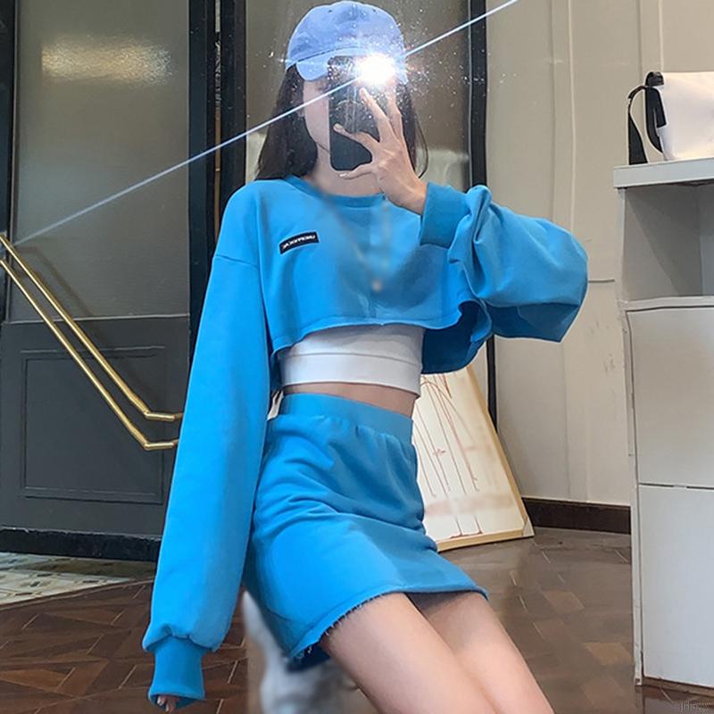 Seto áo sweatshirt tay dài cổ tròn và chân váy mini lưng cao phong cách Hàn Quốc cho nữ