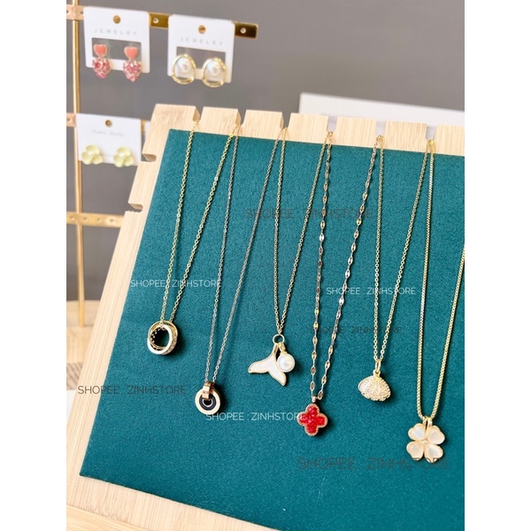 Kệ trưng bày dây chuyền sang trọng