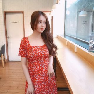 Váy đầm đỏ cổ u hoa nhí