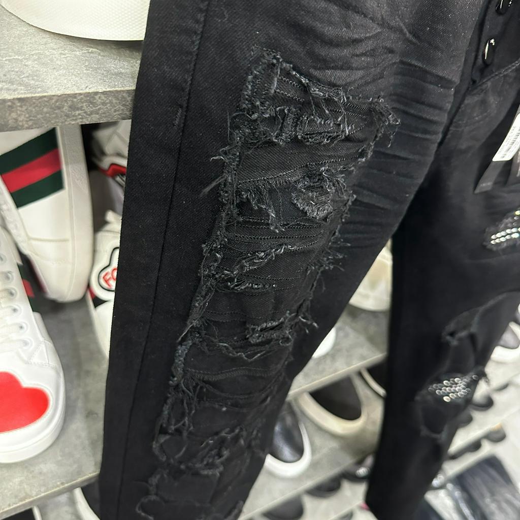 Quần jean bò nam Amiri slimfit đen thêu chữ rách nổi dọc đùi phối đính đá bạc đùi gối 4 cúc cài boy phố QJ228P