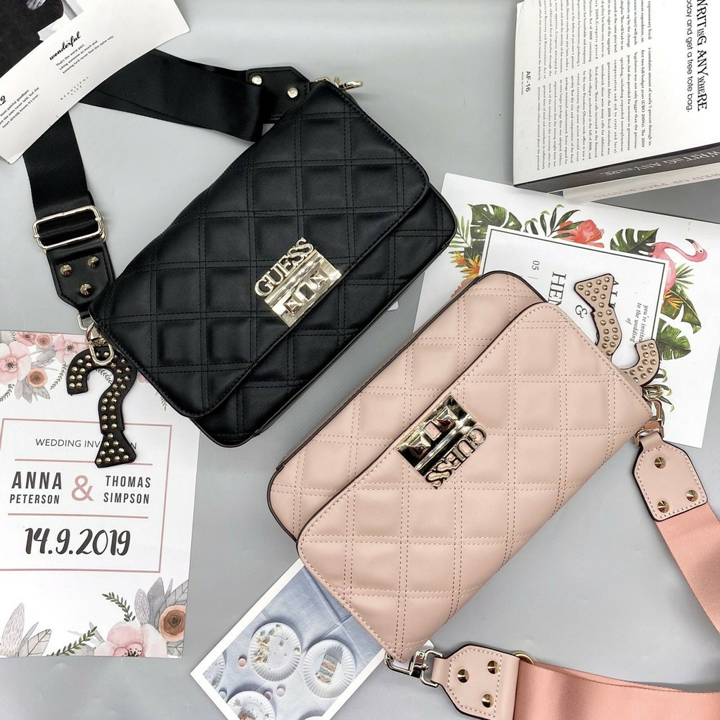 TÚI XÁCH GUESS CHẦN KHOÁ VUÔNG