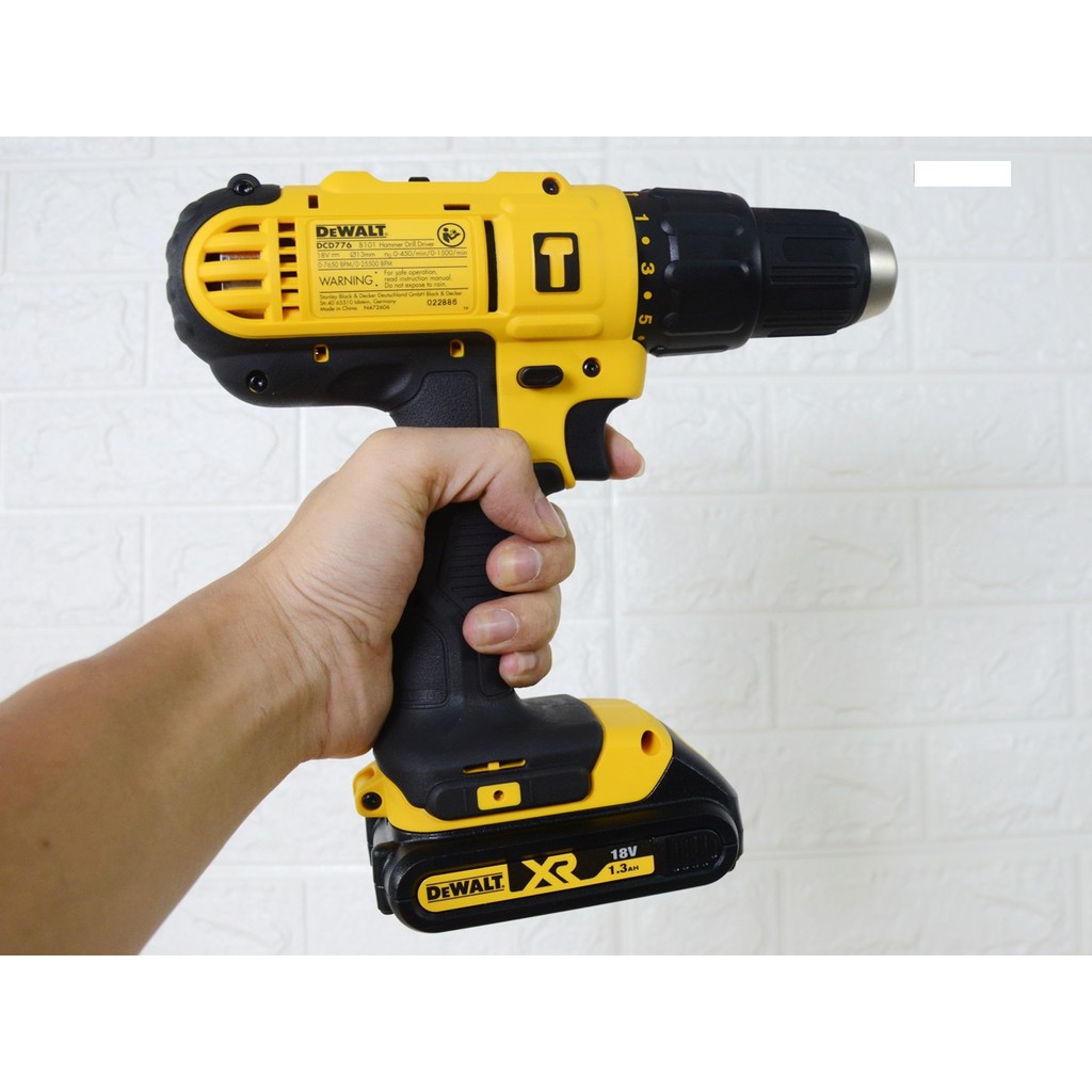 Máy khoan búa dùng pin DeWalt DCD776C2