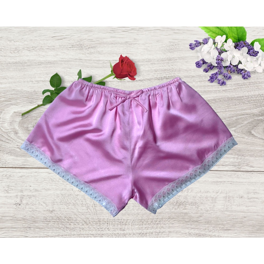 Quần đùi nữ mặc ở nhà chất liệu vải lụa Satin cao cấp - Quần short freesize mát mẻ.