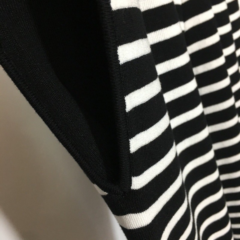 Bộ đồ tập nữ thời trang cao cấp Celine bao gồm áo ba lỗ và quần dài ống rộng hoạ tiết kẻ ngang đen trắng