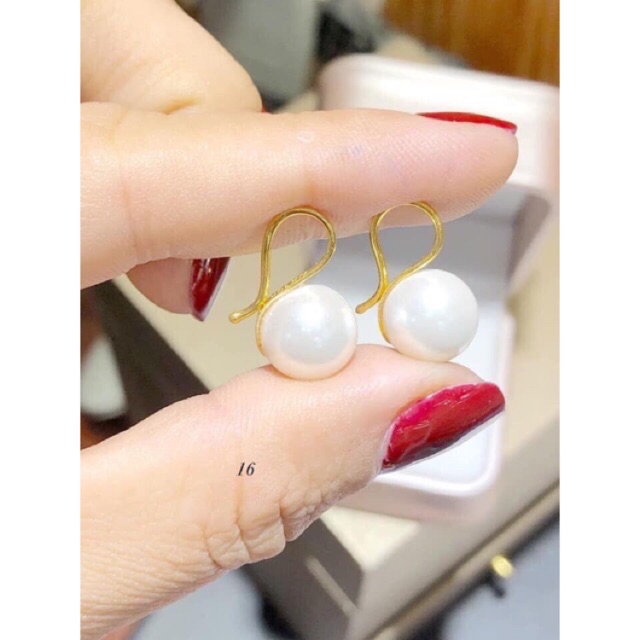 1 chiếc bông tai cho khách