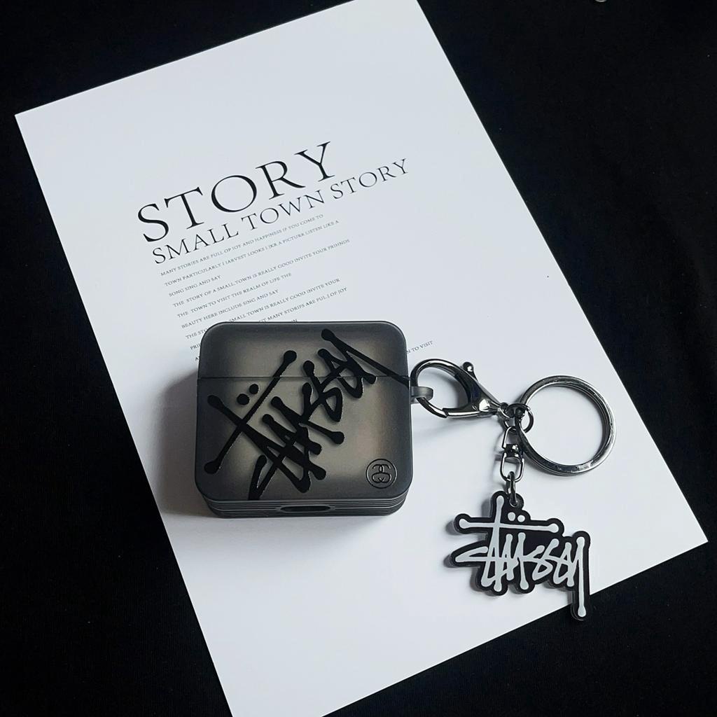 Vỏ Bảo Vệ Hộp Sạc Tai Nghe airpods 1 2 3 pro gen 2 Màu Đen In Logo Stussy Thời Trang Kèm Móc