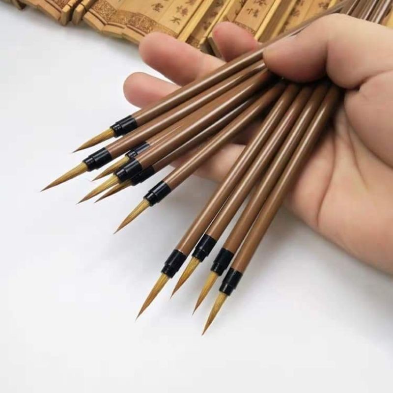 Bút tiểu lông sóiDùng viết thư pháp, vẽ tranh thủy mặc, tỉa cành lá.....Khẩu kính 0,3cm. Xuất phong 18cm